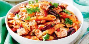 پاستا با سس گوجه‌فرنگی و تن ماهی
