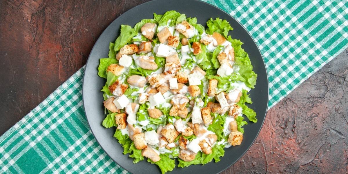 سالاد سزار با مرغ گریل شده