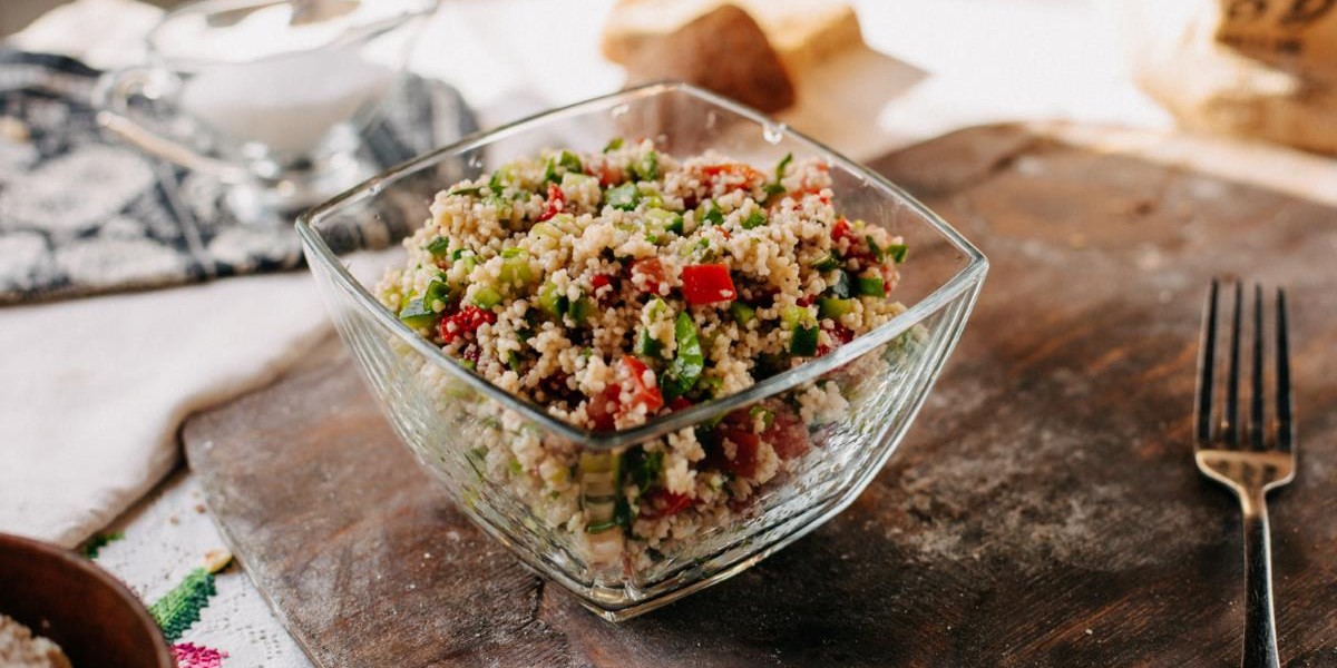 سالاد کینوا با سبزیجات و حبوبات